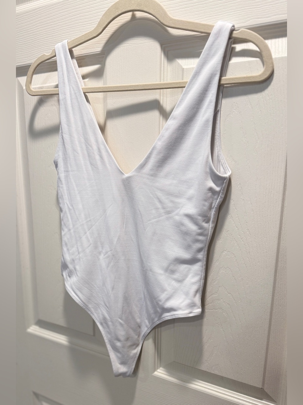 Babaton Contour V-Neck Bodysuit White Aritzia Sleeveless Double V Thong Bodysuit - Picture 3 of 7